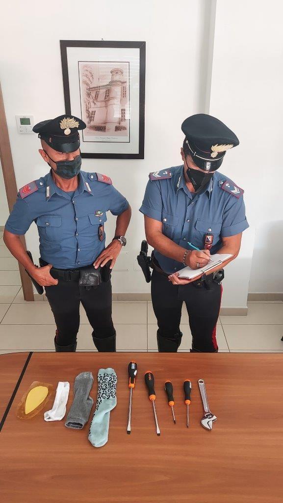 I carabinieri con gli arnesi sequestrati