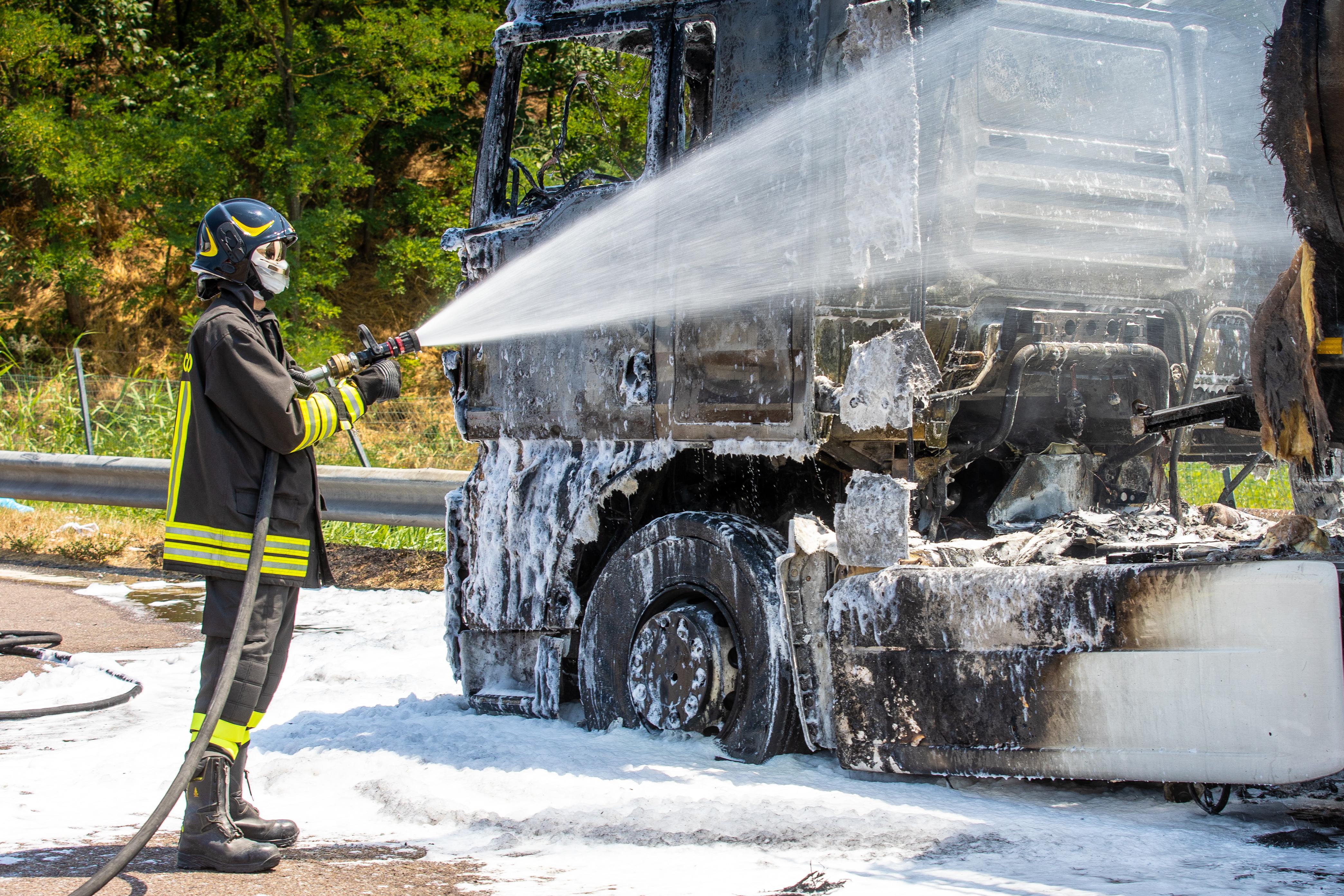 Camion cisterna a fuoco all'uscita di Ferrara Sud