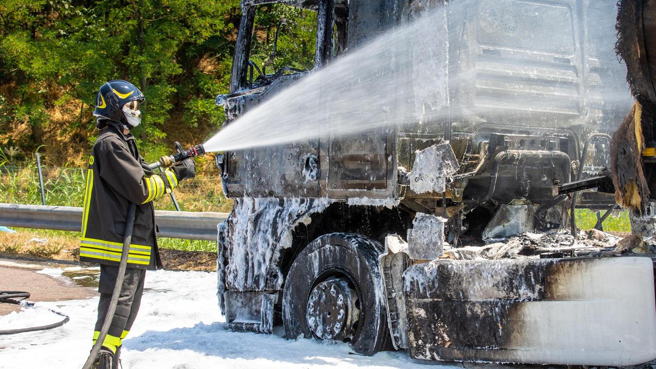 Camion cisterna a fuoco all'uscita di Ferrara Sud