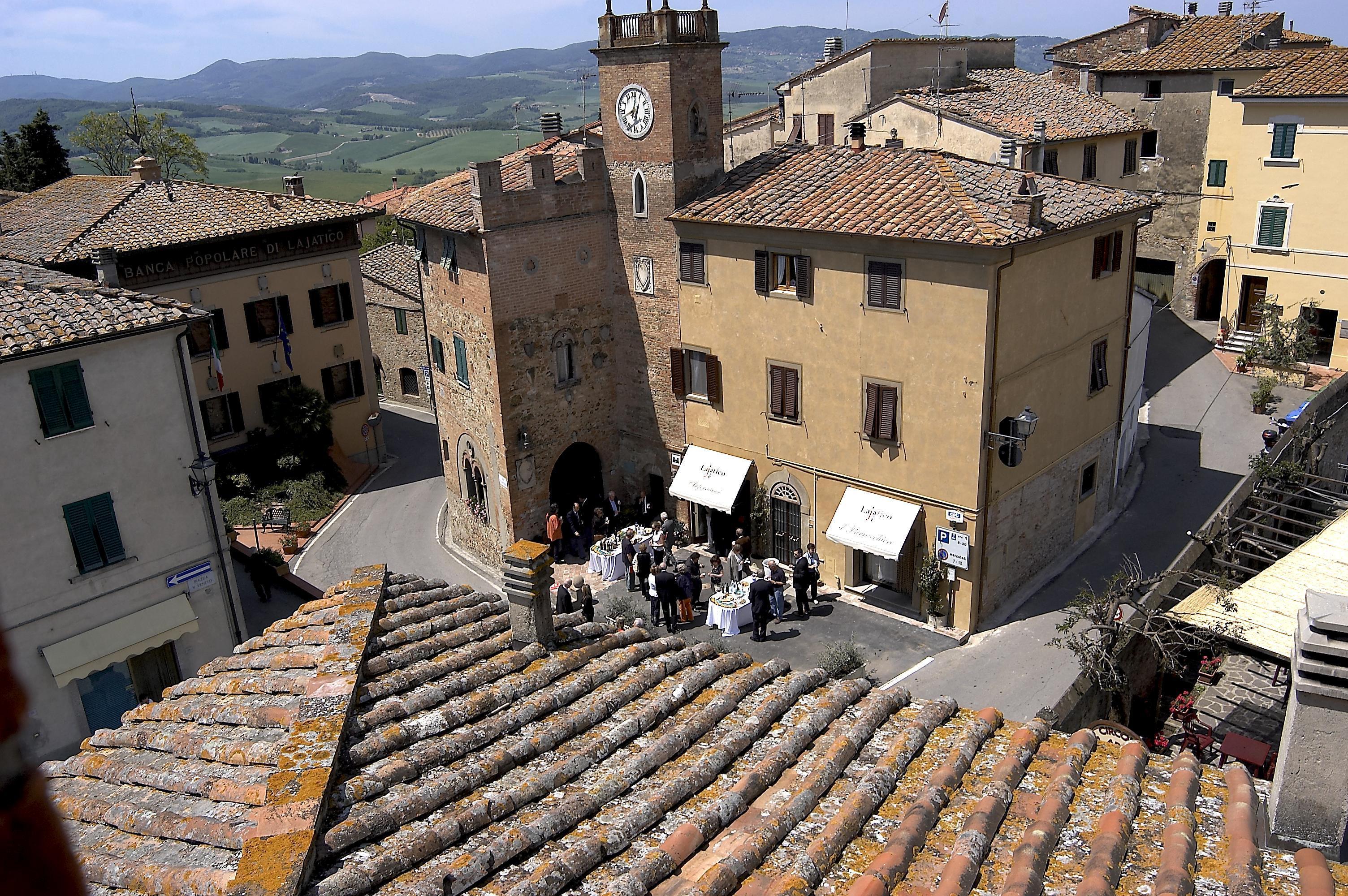 Una veduta aerea del borgo di Lajatico