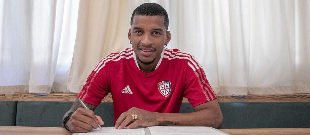 Dalbert Henrique Chagas Estevao firma il contratto che lo lega al Cagliari
