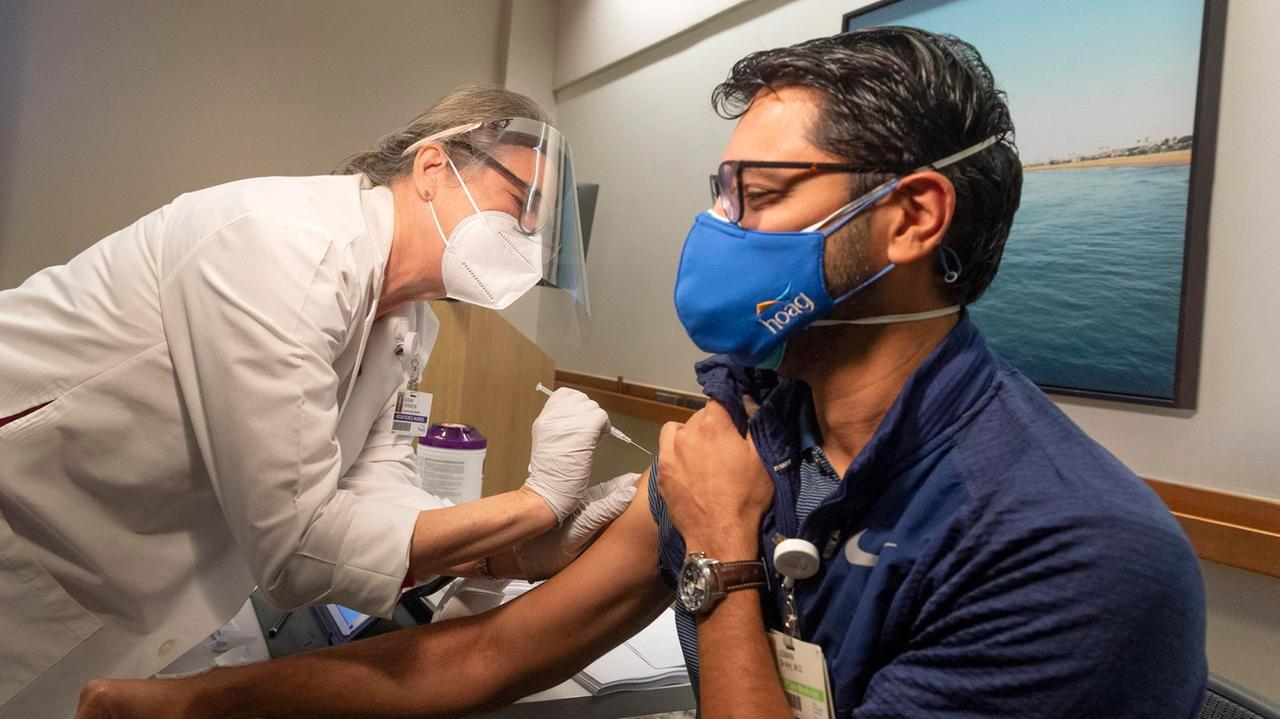 Una vaccinazione contro il coronavirus (foto archivio)