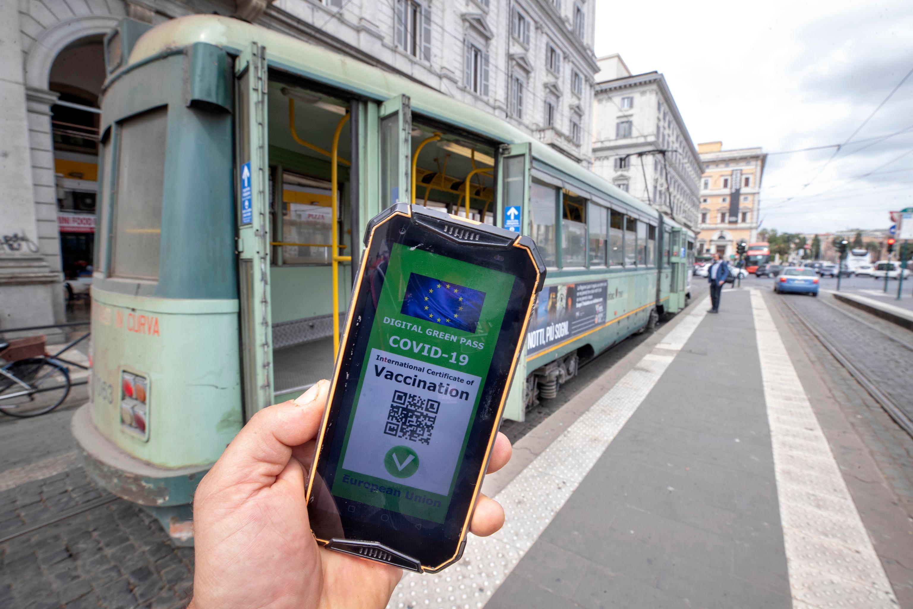 Green pass: oggi il varo delle regole per l'estate