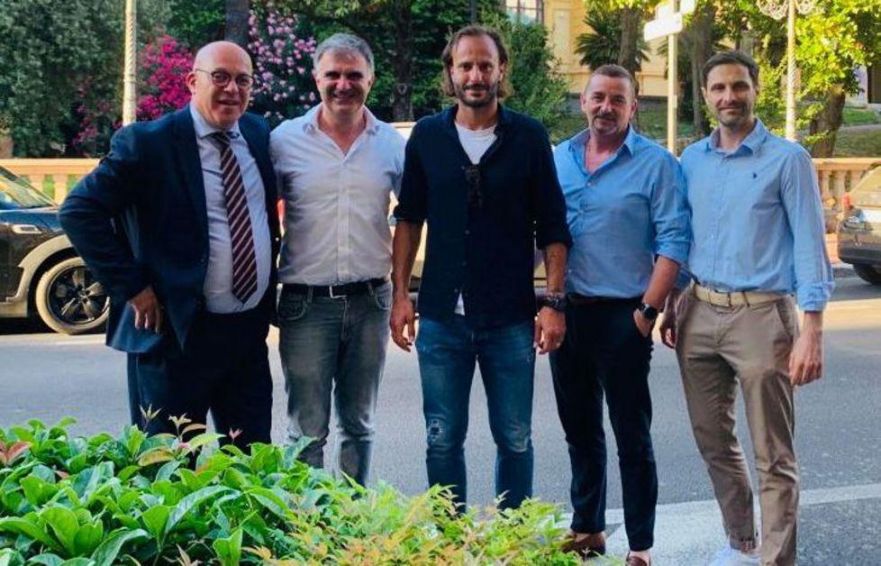 Al centro Alberto Gilardino, campione del mondo con l'Italia nel 2006 e attuale allenatore del Siena