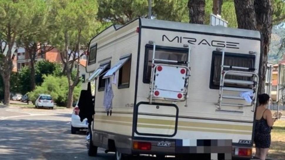 Nomadi allontanati e “taglio dell’acqua” usata per la piscina