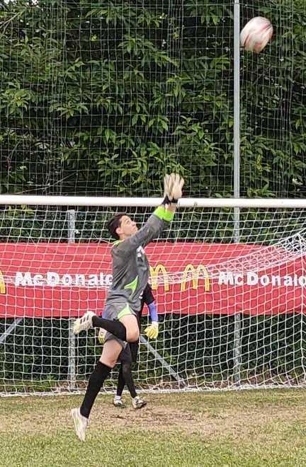 Landucci a Corfino insegna per un giorno ai ragazzi che sognano di diventare portiere 