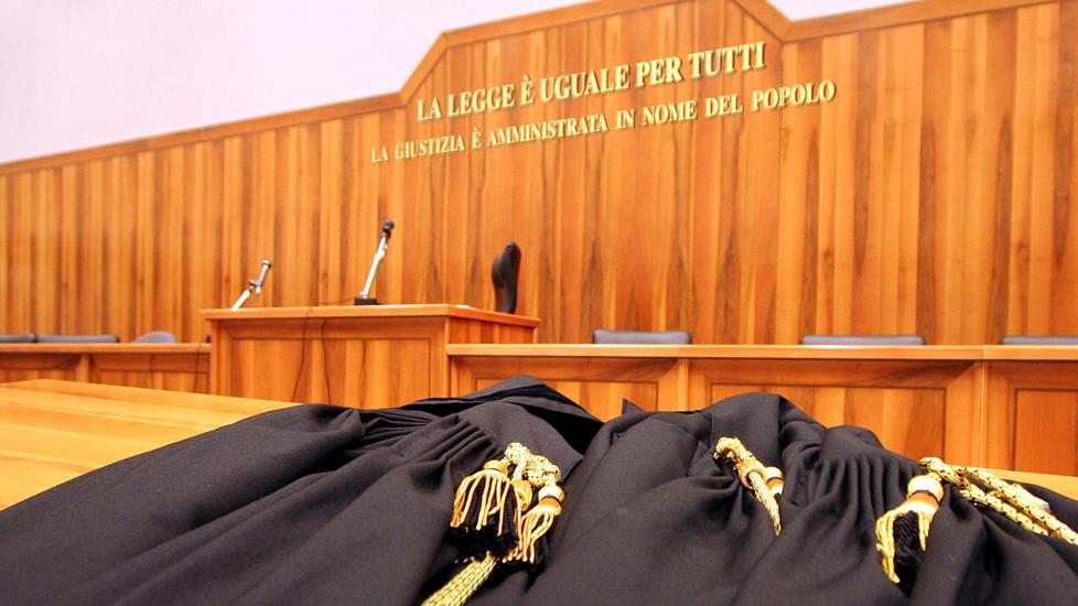 Colpisce con la mazza un uomo fuori dal locale: condannato