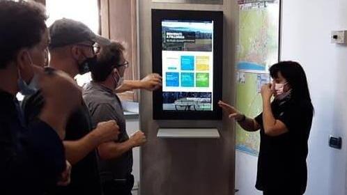 Percorsi, hotel e ristoranti in un totem