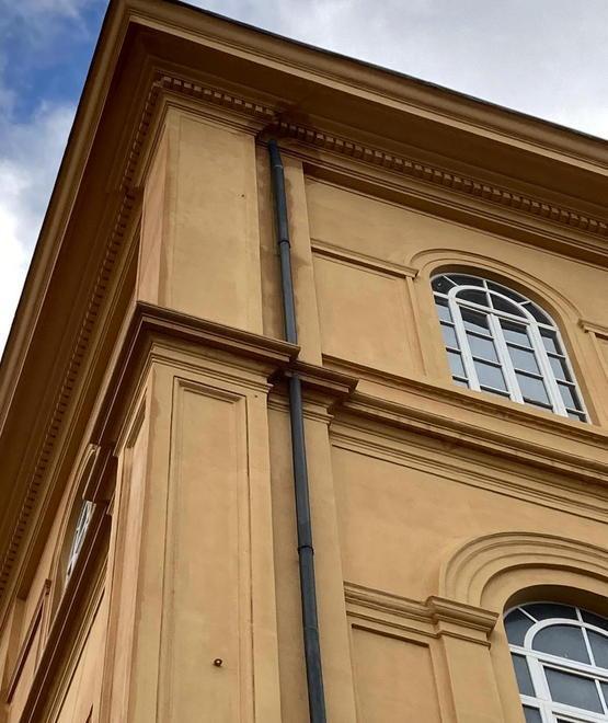 «Tetto colabrodo, ritardo nei lavori». I genitori delle scuole Micheli protestano 