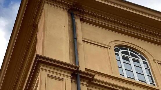 «Tetto colabrodo, ritardo nei lavori». I genitori delle scuole Micheli protestano