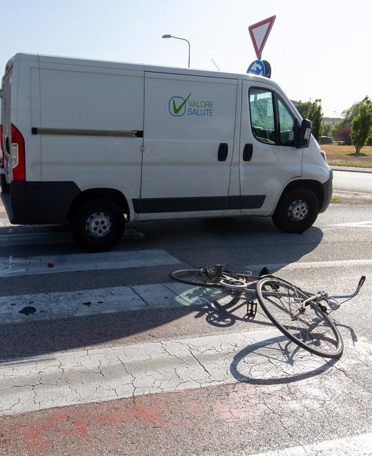 Furgone investe ciclista Anziano portato a Cona