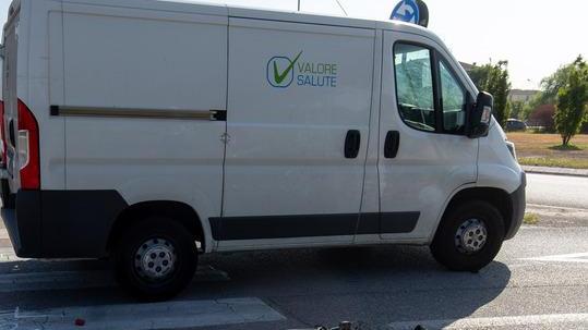 Furgone investe ciclista Anziano portato a Cona