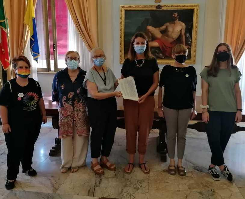Cinquecento firme per avere una targa contro i femminicidi