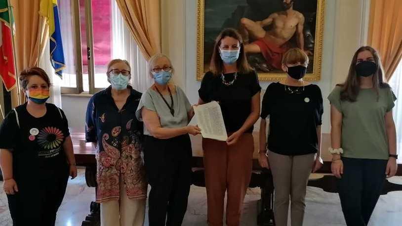 Cinquecento firme per avere una targa contro i femminicidi