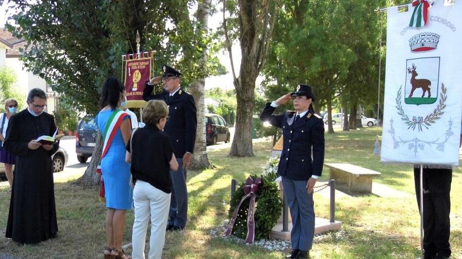 Il paese non dimentica l’agente di polizia morto durante il lavoro