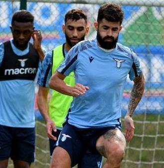 Striscione degli ultrà contro Hysaj: «La Lazio è fascista» 