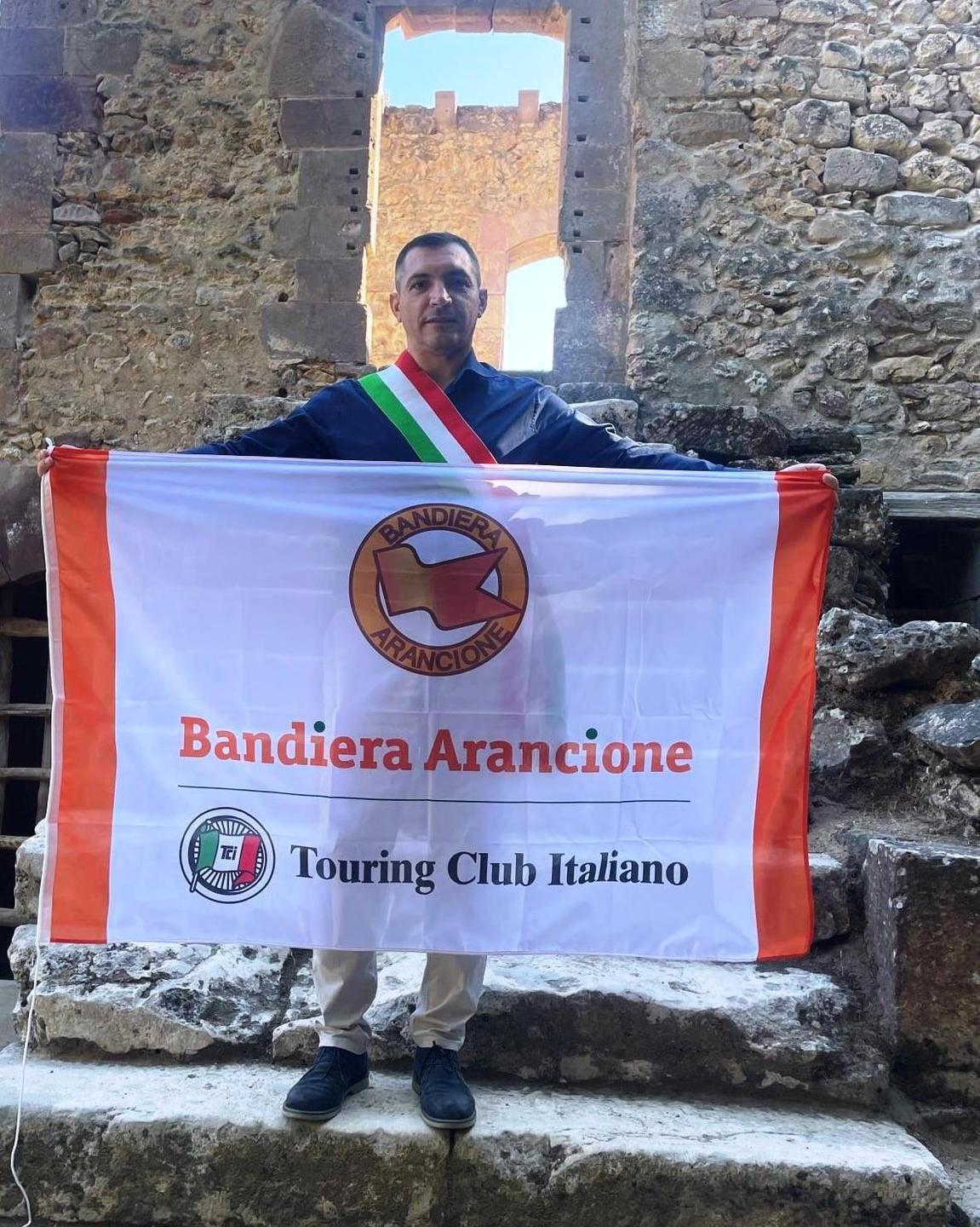 Laconi premiata dal Touring club con la bandiera arancione