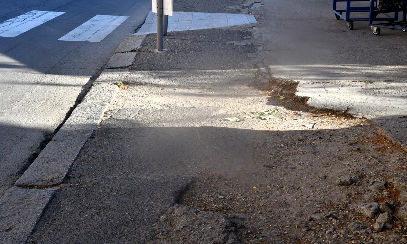 Marciapiede da incubo in viale Diaz