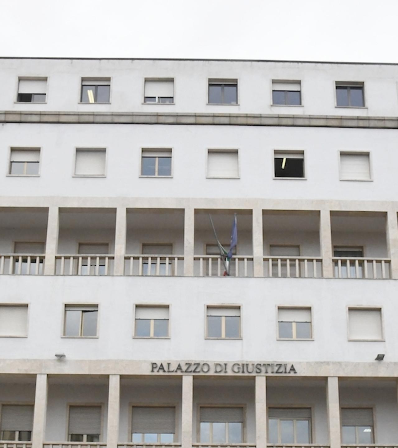 Bottigliata a un ragazzo: cuoco patteggia due anni 