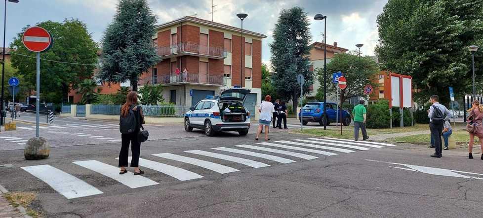 Maranello. Due bambine di 12 anni travolte da auto sulle strisce pedonali 