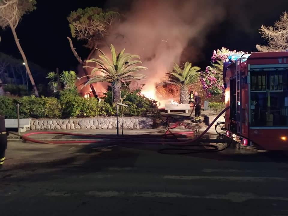Marina di Grosseto, un incendio devasta il locale Villa Gaia - Video
