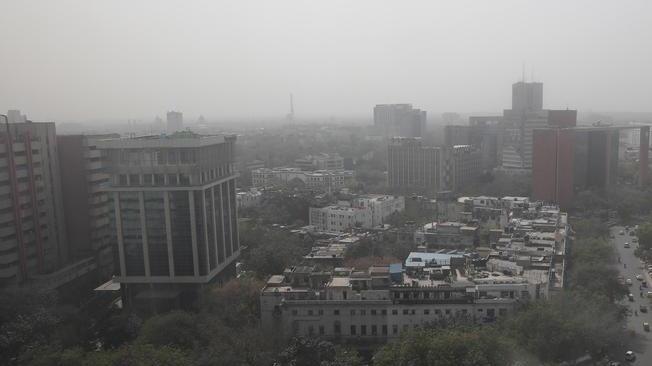 India: una torre mangia smog nel centro di New Delhi