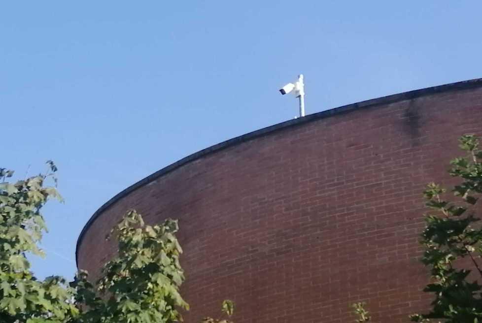 Una delle telecamere sulla copertura dell’istituto Cattaneo a San Miniato
