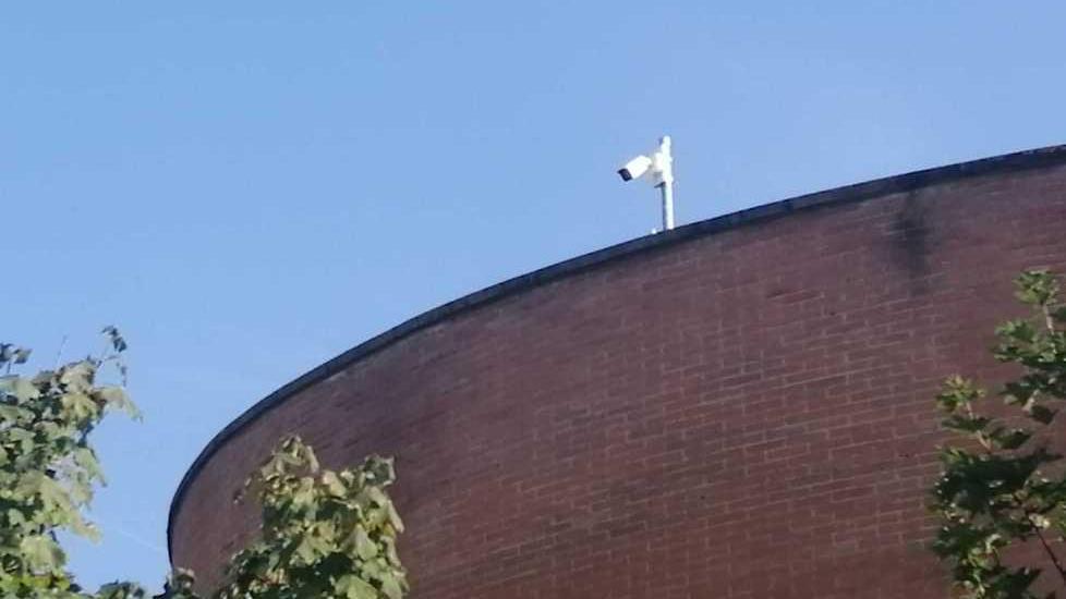 Una delle telecamere sulla copertura dell’istituto Cattaneo a San Miniato