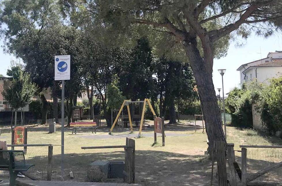 Il parco con il cestino a terra dove è avvenuto l’incidente lunedì sera: nel frattempo la Municipale ha messo in sicurezza l’area