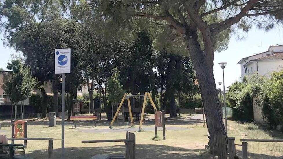 Il parco con il cestino a terra dove è avvenuto l’incidente lunedì sera: nel frattempo la Municipale ha messo in sicurezza l’area