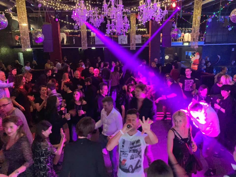 Una festa in un locale notturno (Foto d'archivio)