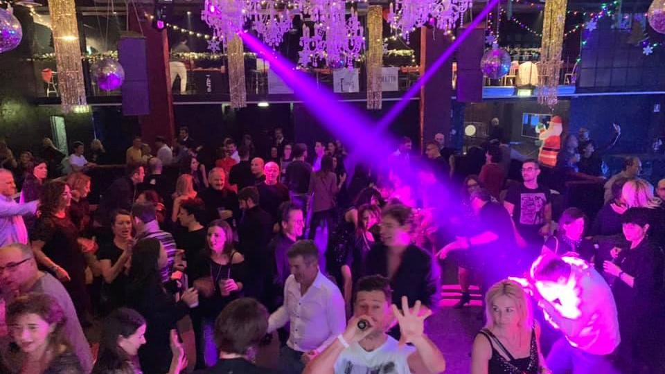 Una festa in un locale notturno (Foto d'archivio)