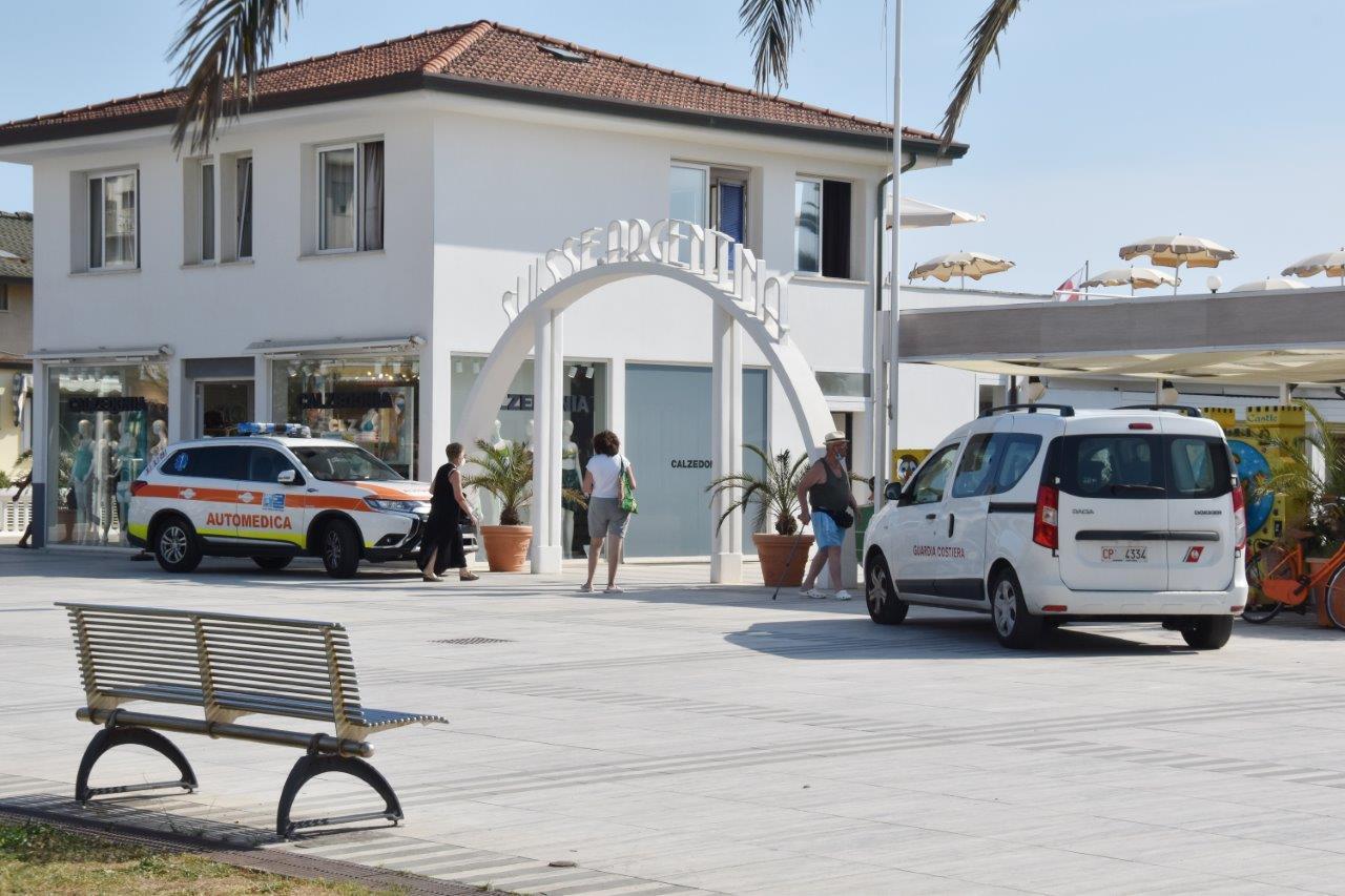 L'automedica di fronte allo stabilimento balneare di Lido di Camaiore in cui è avvenuta la tragedia