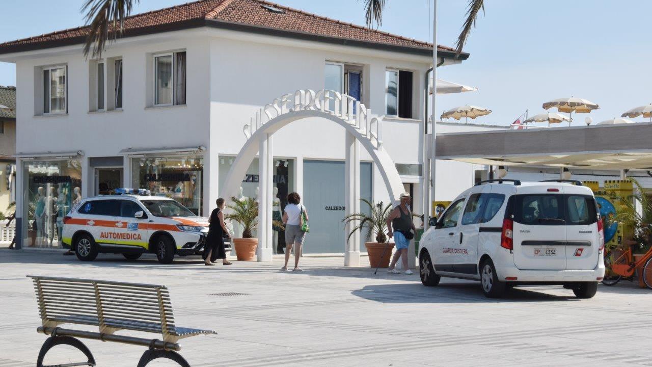 L'automedica di fronte allo stabilimento balneare di Lido di Camaiore in cui è avvenuta la tragedia