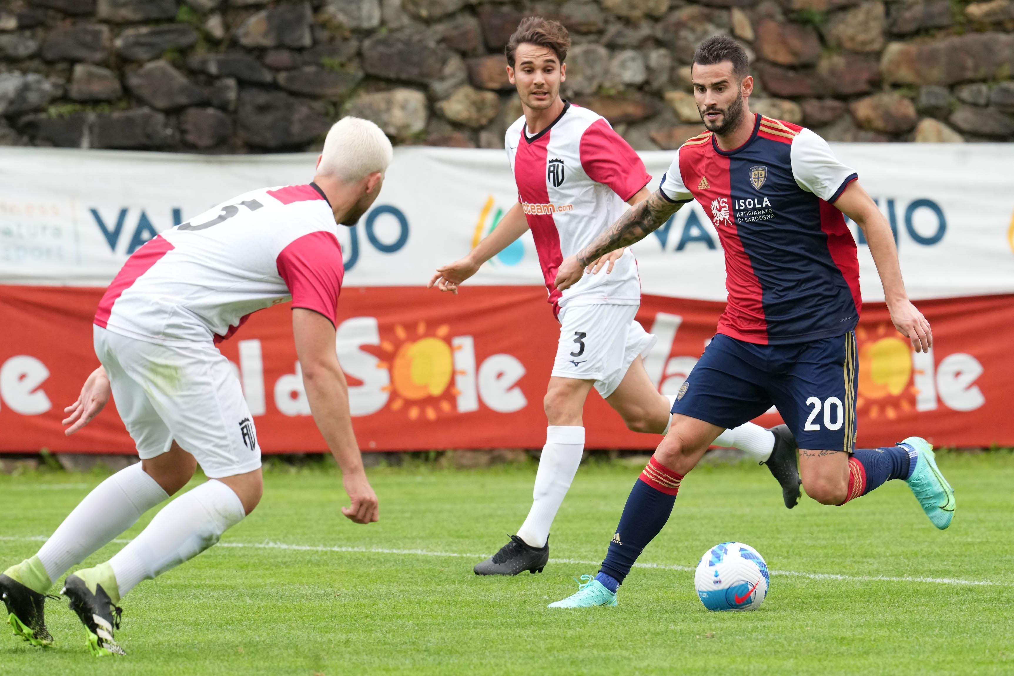 Pereiro in azione nella prima uscita del Cagliari contro il Real Vicenza