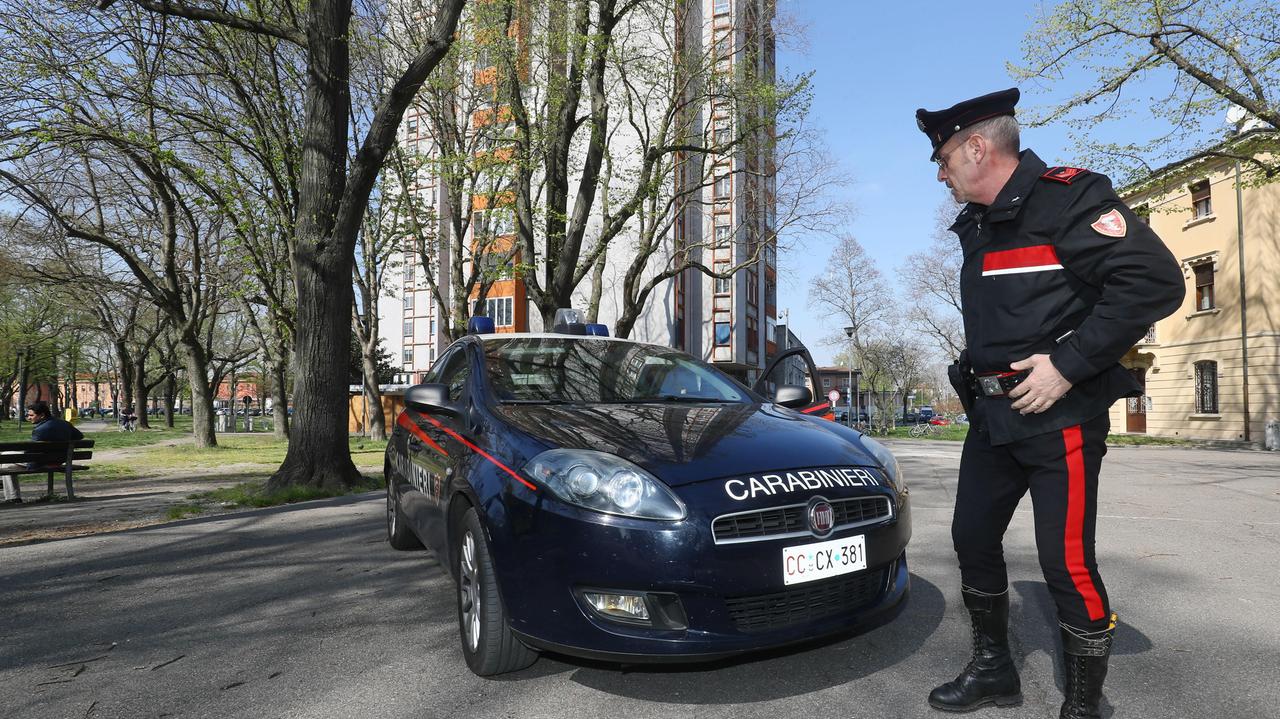 Vede i carabinieri e ingoia 6 ovuli con dentro cocaina