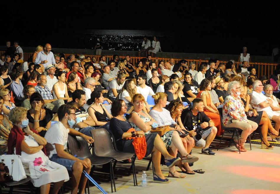 Nella foto di Paolo Barlettani il pubblico presente a uno degli eventi del cartellone di 20 Eventi a Piombino