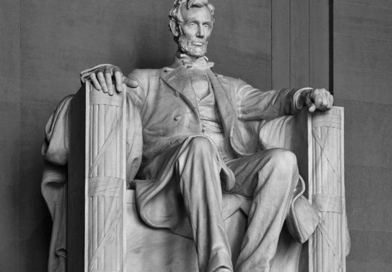 La famosa statua del Lincoln seduto di Washington realizzata anche grazie al lavoro dei fratelli Piccirilli