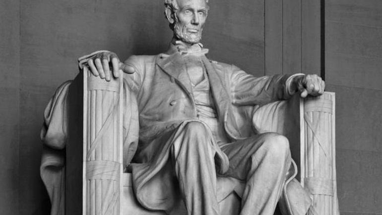 La famosa statua del Lincoln seduto di Washington realizzata anche grazie al lavoro dei fratelli Piccirilli