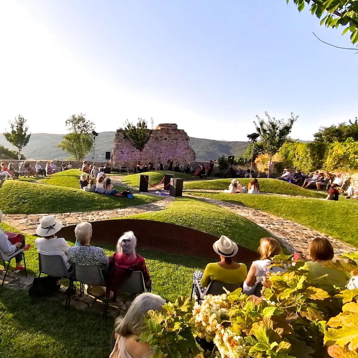 Il "Giardino di Norma Parenti" a Massa Marittima opera della scultrice del paesaggio Maria Dompè
