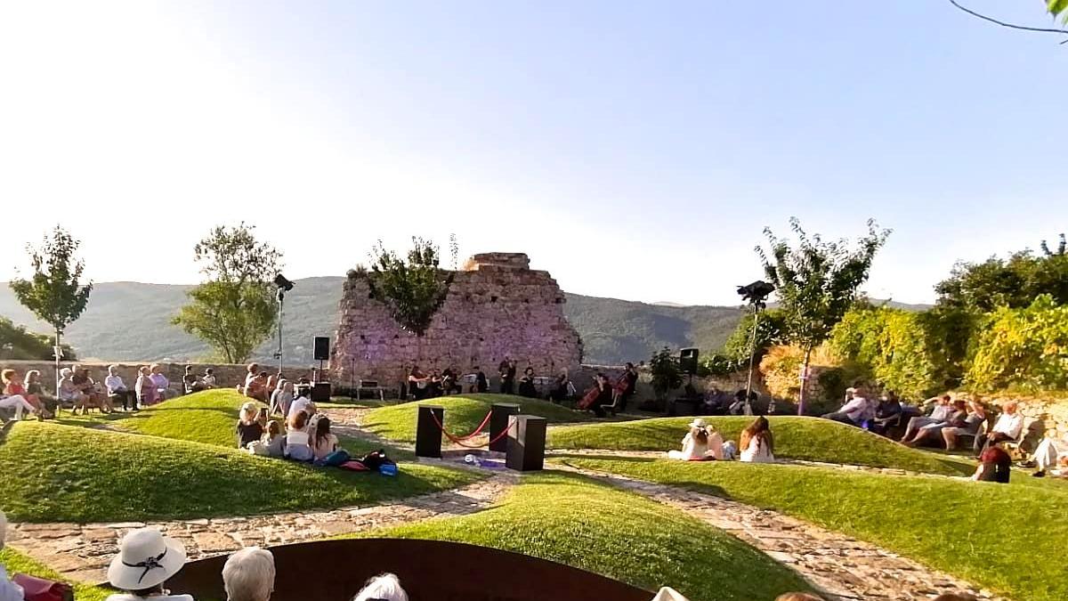 Il "Giardino di Norma Parenti" a Massa Marittima opera della scultrice del paesaggio Maria Dompè