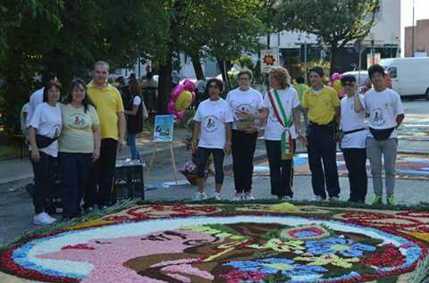Un tappeto di fiori davanti alla cattedrale di San Zeno