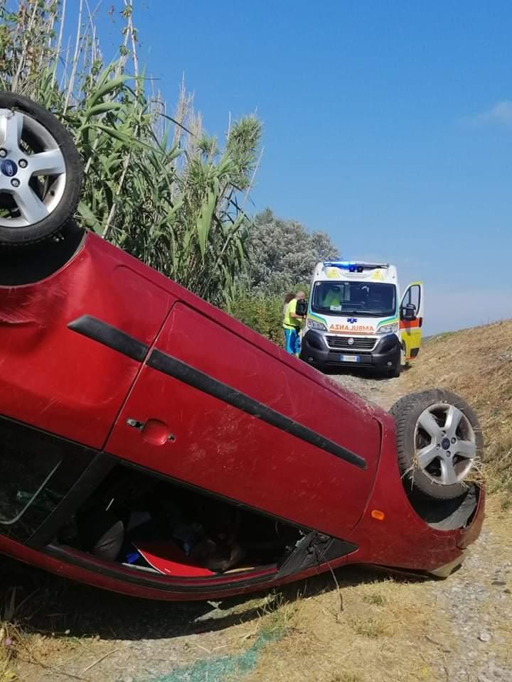 Si ribalta con l’auto in via Pian di Rota: ferita ragazza livornese di 22 anni 