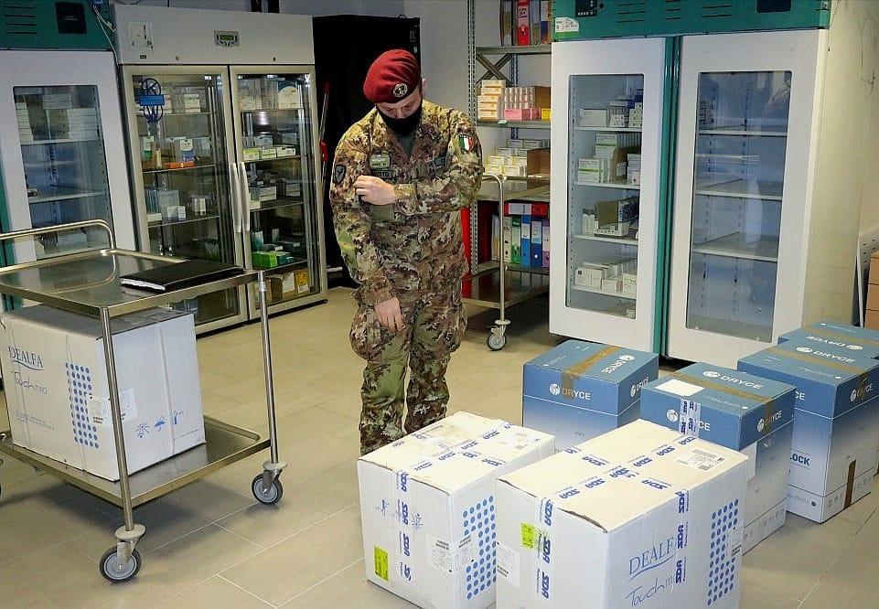 L'arrivo di nuove casse di vaccini (foto d'archivio)