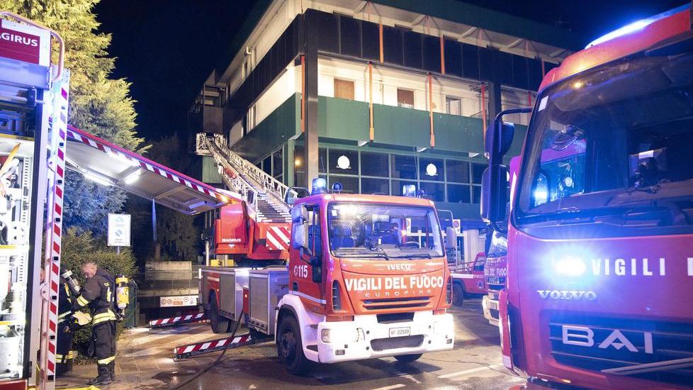 Modena, danno fuoco al condominio per un regolamento di conti