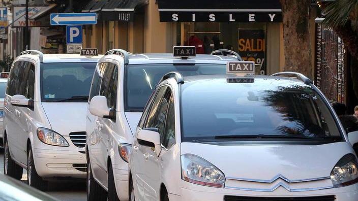Un gruppo di Taxi in centro a Montecatini (Foto Archivio)