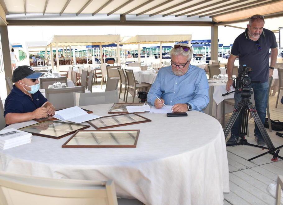 Le telecamere di Mediaset a Forte, interviste negli storici stabilimenti
