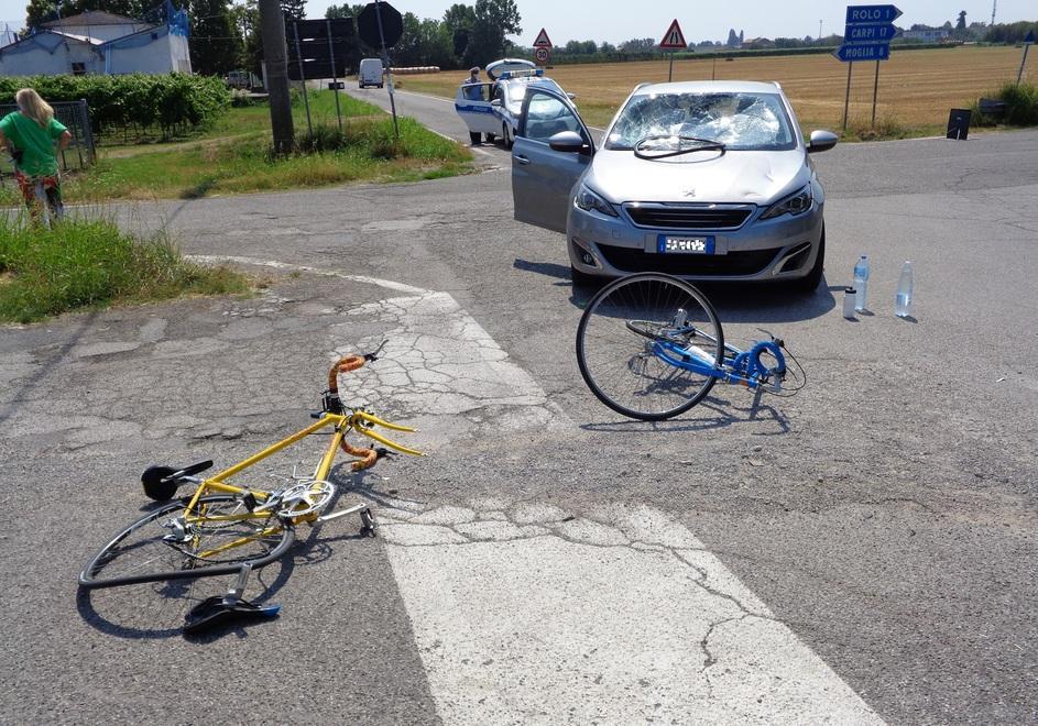 Due ciclisti 52enni sono stati travolti da un’auto all’incrocio in paese Solo ferite lievi per entrambi