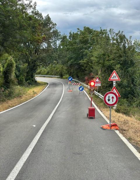 Cedimento stradale presso San Venanzio I tecnici al lavoro