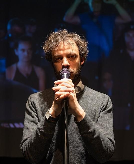 Leoni da tastiera e nuovi mostri al centro dell’indagine teatrale 